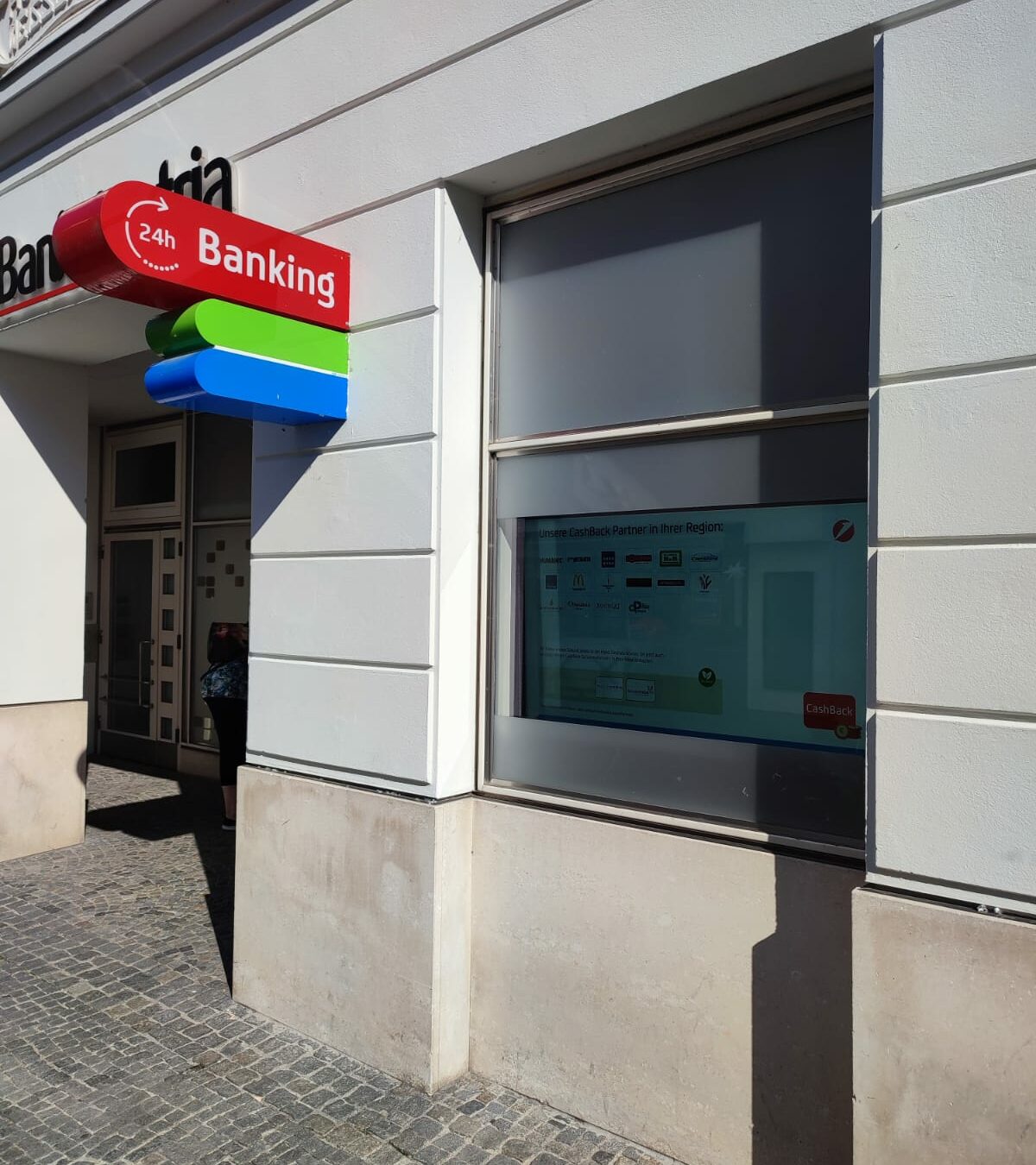 Über Nacht von gestern auf heute hat die Bank Austria Filiale in der Landstrasse ihren Außenbankomaten durch einen Bildschirm ersetzt, der unter anderem für Kreditaufnahmen wirbt.