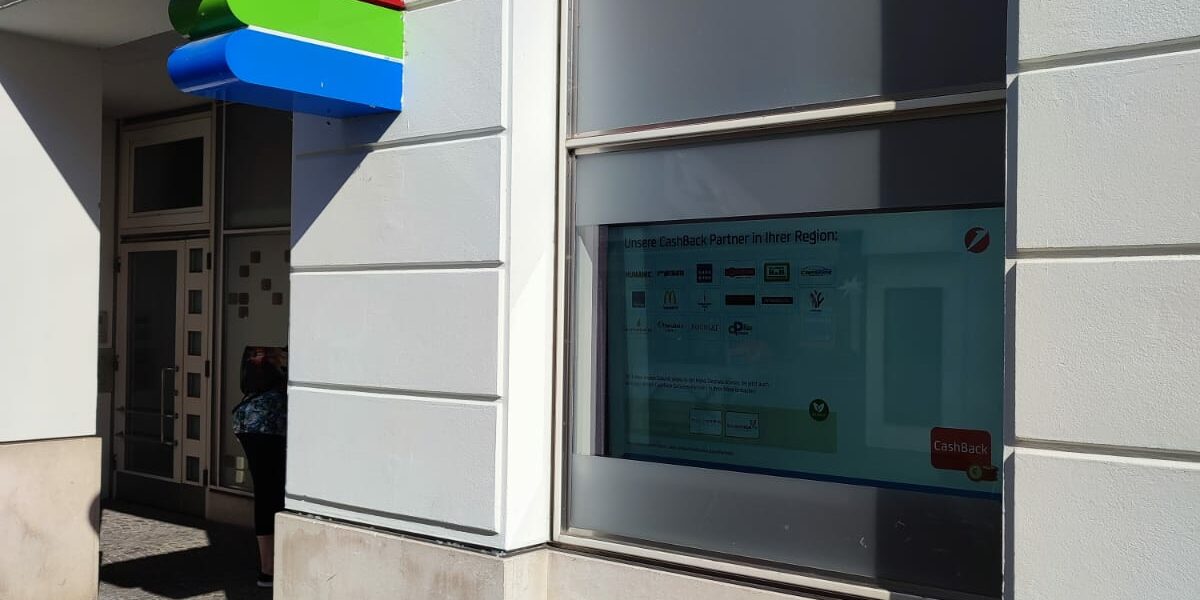 Über Nacht von gestern auf heute hat die Bank Austria Filiale in der Landstrasse ihren Außenbankomaten durch einen Bildschirm ersetzt, der unter anderem für Kreditaufnahmen wirbt.