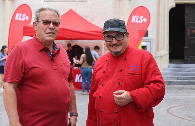 Wolftgang Mahrer und Niki Lackner beim Infotisch der KLS - Kremser Linke Stadtbewegung